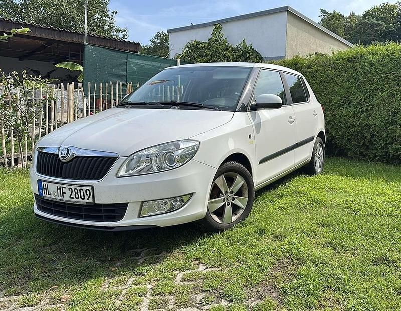 Weiß Gebraucht 2013 Skoda Fabia Fresh Kleinwagen | 5.500 € (Fairer Preis) - Bild 1/4