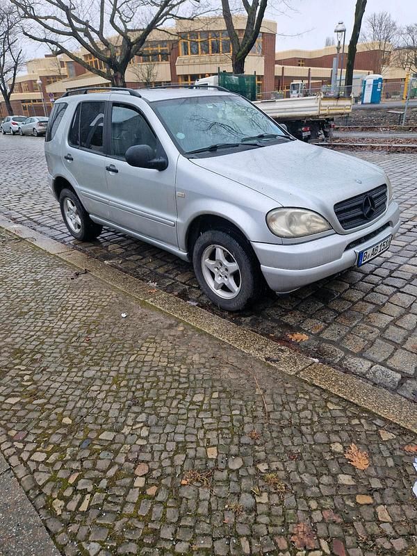 Gebraucht Mercedes ML320 218 PS (160 kW) 1998 Silber SUV