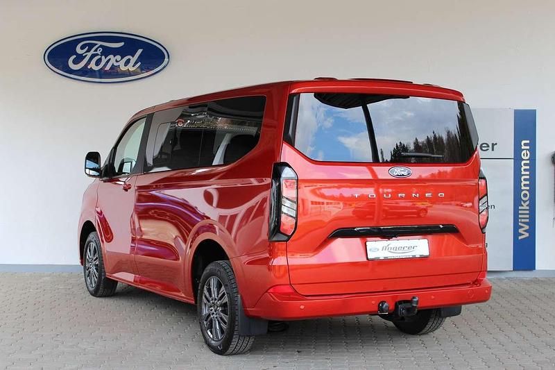 Gebraucht Ford Tourneo Titanium 150 PS (110 kW) 2024 Artisan red Van / Kleinbus