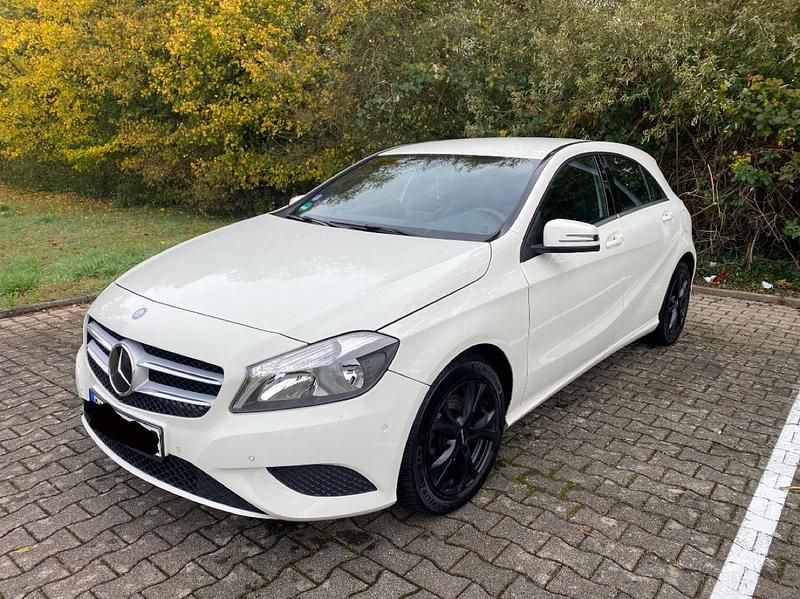Gebraucht Mercedes A180 122 PS (89 kW) 2013 Weiß Limousine
