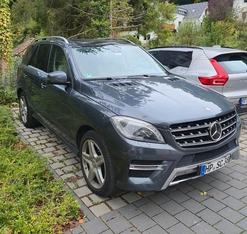 Grau Gebraucht 2014 Mercedes ML350 SUV | 21.997 € (Fairer Preis) - Bild 1/4