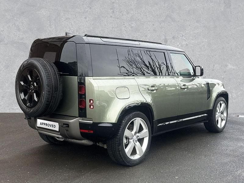 Gebraucht Land Rover Defender SE Dynamic 300 PS (220 kW) 2025 Pangea green SUV