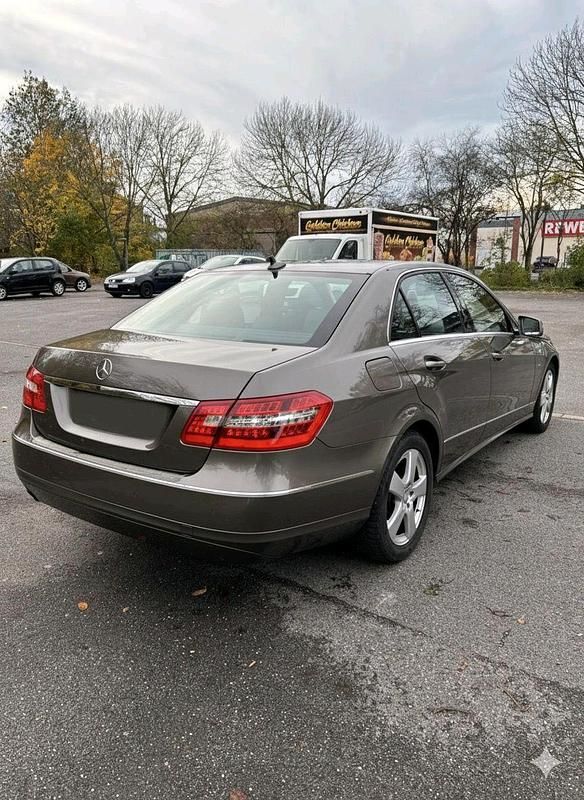 Gebraucht Mercedes E200 Avantgarde 184 PS (135 kW) 2011 Limousine