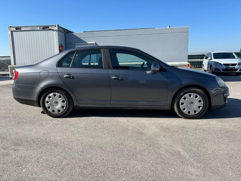 Grau Gebraucht 2009 VW Jetta Trendline Limousine | 1.650 € (Superpreis) - Bild 1/4
