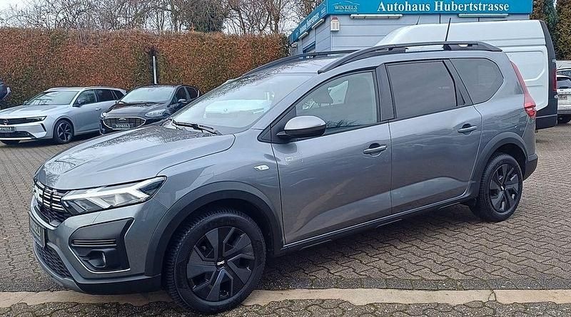 Grau Gebraucht 2024 Dacia Jogger Expression Van / Kleinbus | 17.980 € (Guter Preis) - Bild 1/4