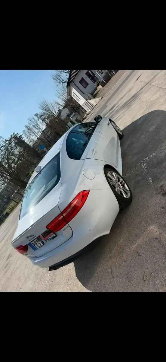 Używany Jaguar XE 179 KM (131 kW) 2017 Biały Sedan/Limuzyna