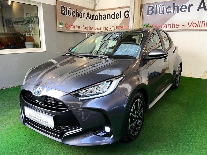 Grau artense/metallic k (metallic) Gebraucht 2022 Toyota Yaris Hybrid Team Kleinwagen | 18.950 € (Fairer Preis) - Bild 1/4