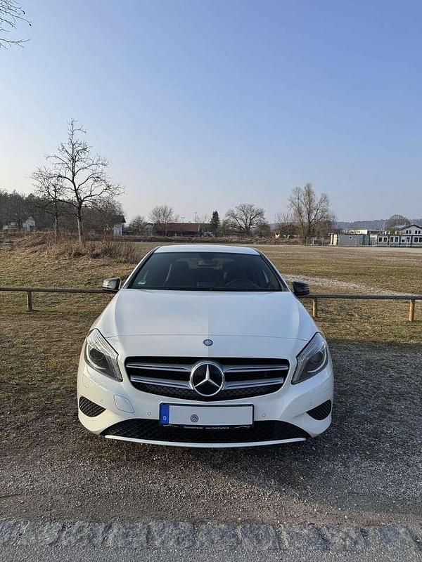 Gebraucht Mercedes A180 122 PS (89 kW) 2015 Weiß Kleinwagen