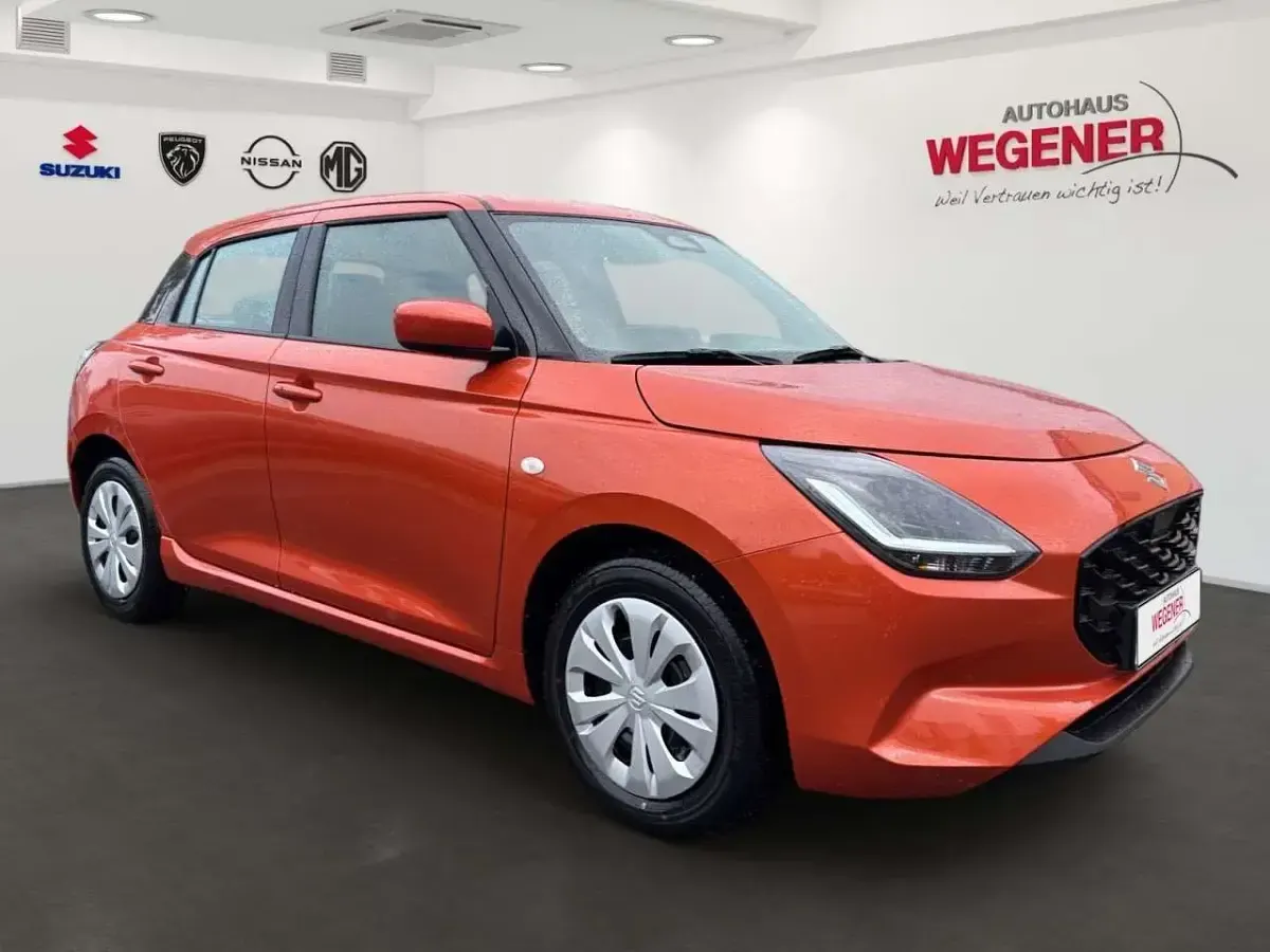 Neu Suzuki Swift Club 82 PS (60 kW) 2026 Flame orange pearl metallic Kleinwagen