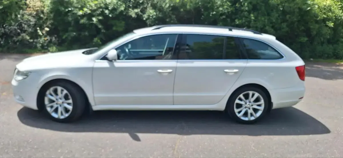 Gebraucht Skoda Superb 105 PS (77 kW) 2011 Weiß Kombi