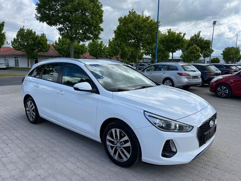 Weiß Gebraucht 2017 Hyundai i30 Premium Limousine | 13.500 € (Fairer Preis) - Bild 1/4