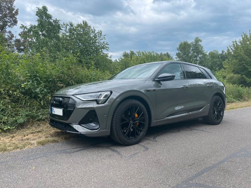 Grau Gebraucht 2023 Audi e-tron Black Edition SUV | 47.350 € (Fairer Preis) - Bild 1/4
