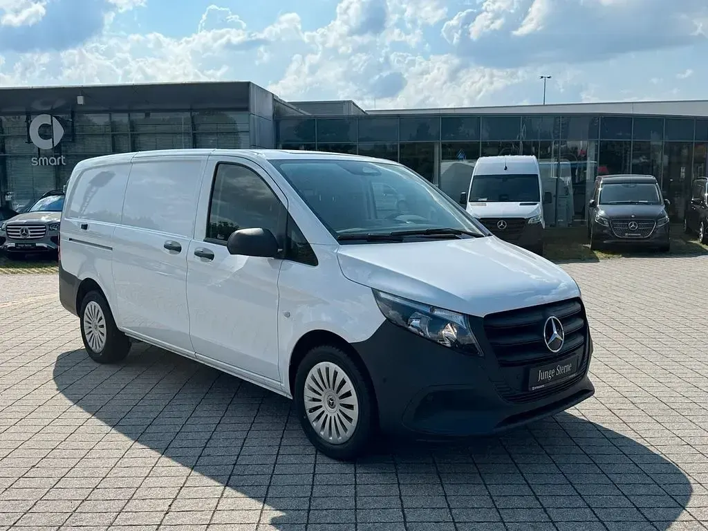 Gebraucht Mercedes Vito 163 PS (119 kW) 2025 Arktikweiß Van