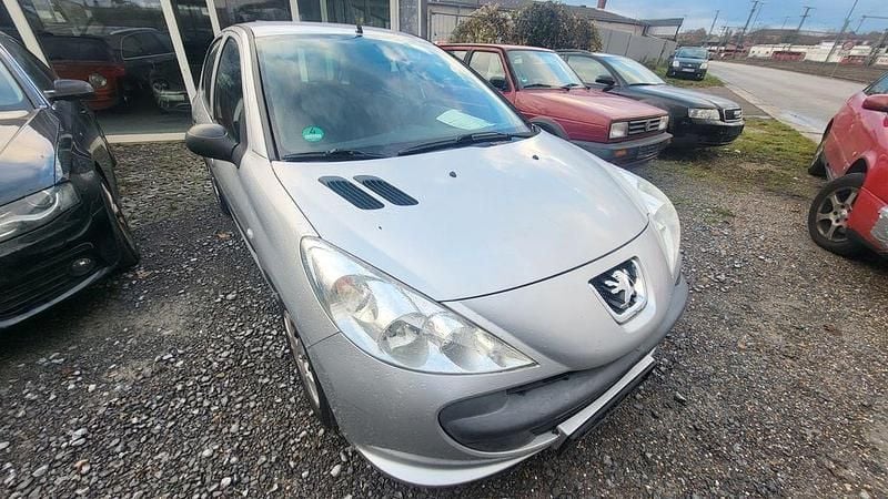 Grau Gebraucht 2011 Peugeot 206+ Kleinwagen | 2.700 € (Guter Preis) - Bild 1/4