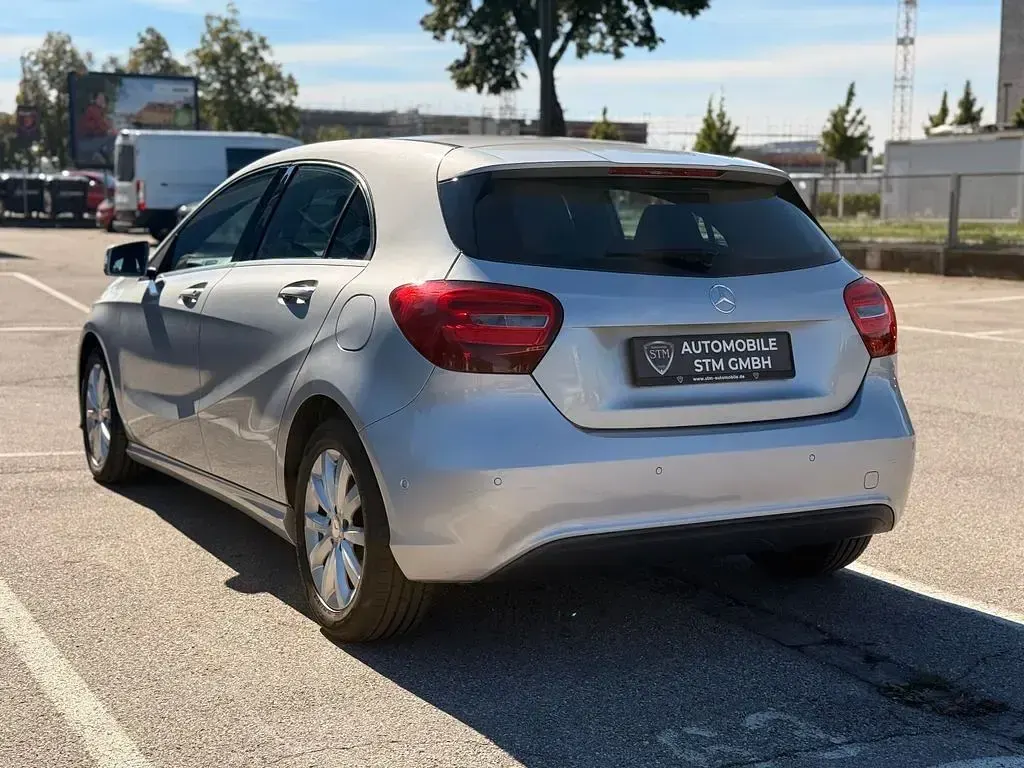 Gebraucht Mercedes A180 122 PS (89 kW) 2016 Silber Limousine