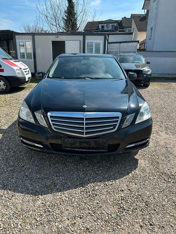 Gebraucht Mercedes E200 136 PS (100 kW) 2011 Schwarz Limousine
