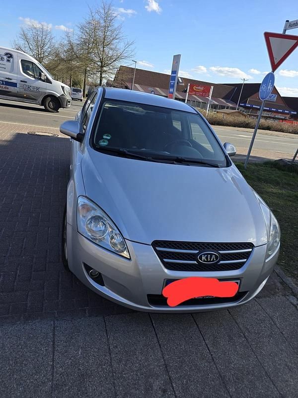Używany Kia Ceed 109 KM (80 kW) 2008 Szary Hatchback