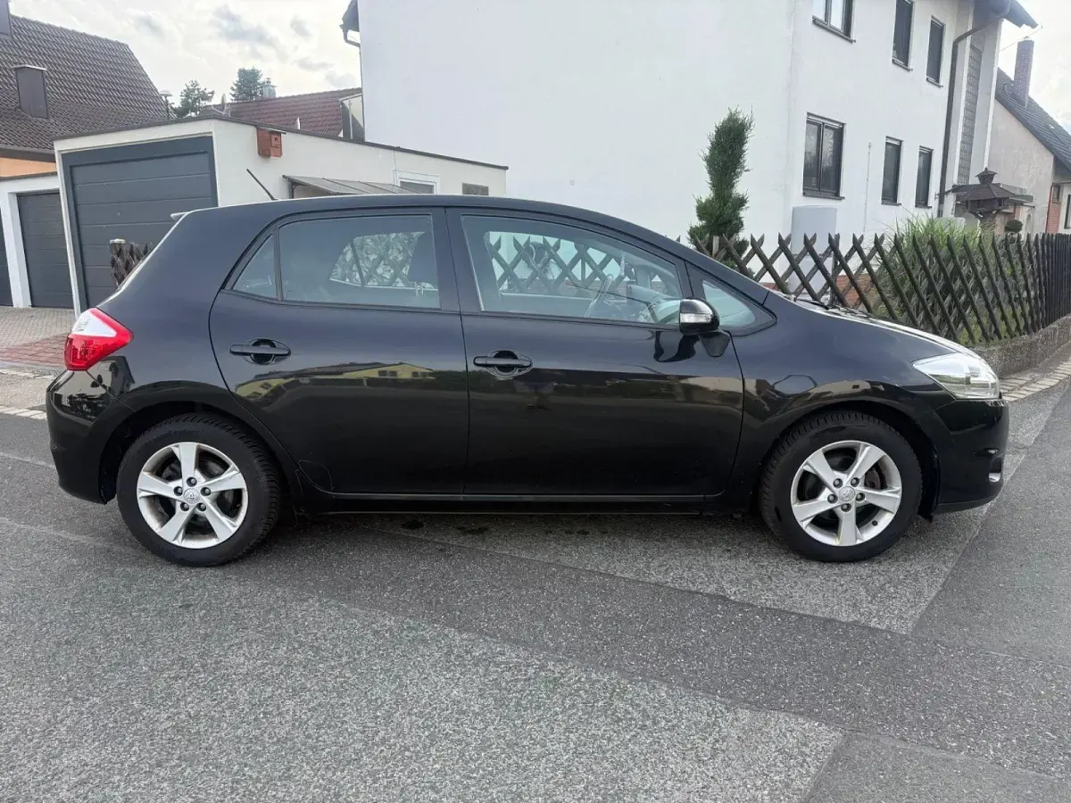 Gebraucht Toyota Auris Executive 132 PS (97 kW) 2012 Schwarz Limousine