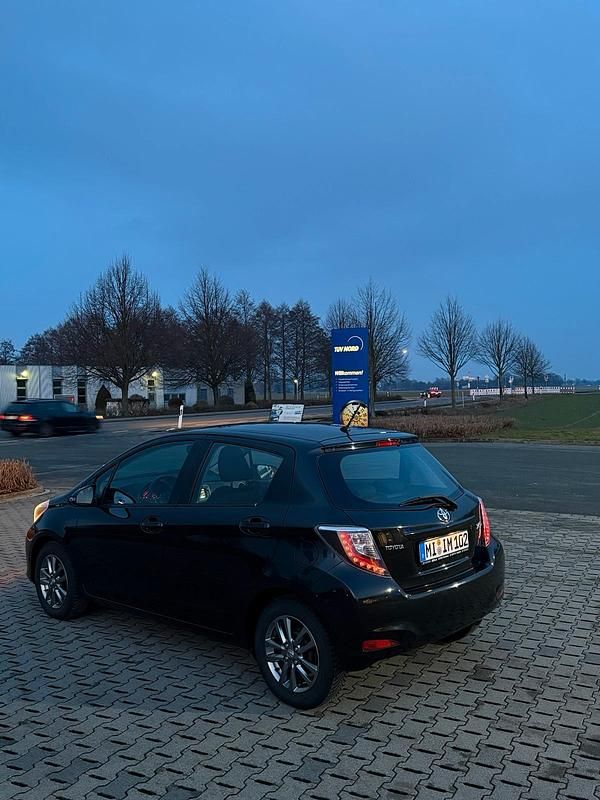 Gebraucht Toyota Yaris 69 PS (50 kW) 2013 Schwarz Kleinwagen