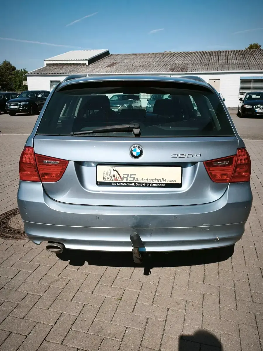 Gebraucht BMW 320 184 PS (135 kW) 2011 Blau Kombi