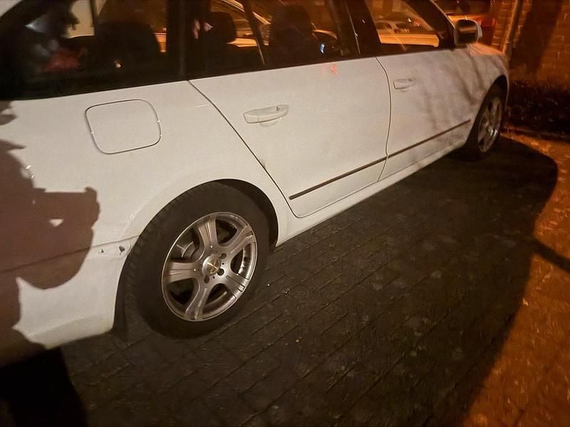 Weiß Gebraucht 2010 Skoda Superb Kombi | 2.500 € (Superpreis) - Bild 1/4