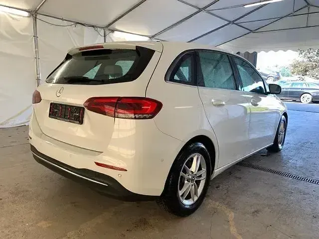 Gebraucht Mercedes B200 Style 150 PS (110 kW) 2020 Digitalweiss  metalliclack Kleinwagen