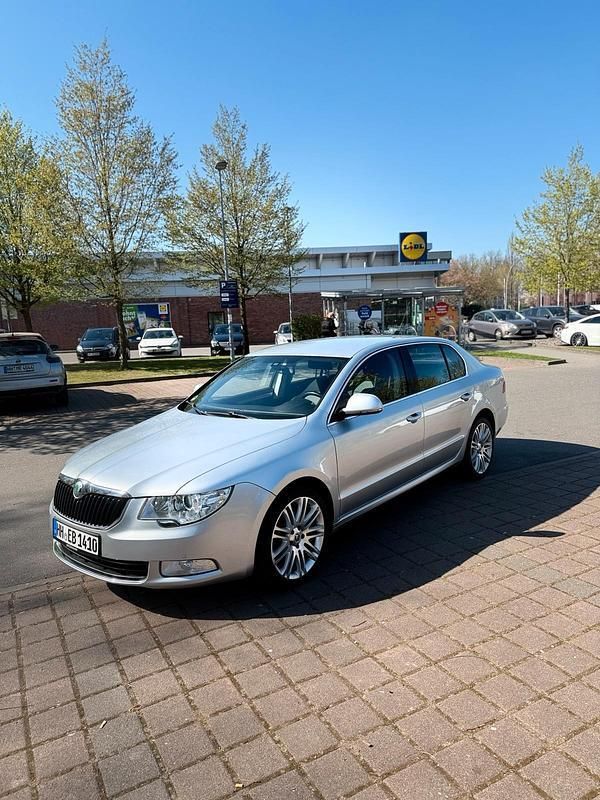 Silber Gebraucht 2009 Skoda Superb Limousine | 5.999 € (Fairer Preis) - Bild 1/4