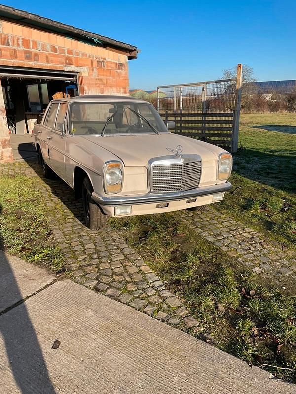 Second-hand Mercedes 230 1968 Berlinǎ