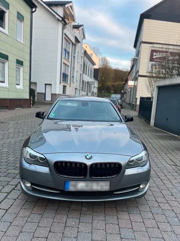 Gebraucht BMW 530 258 PS (189 kW) 2011 Grau Limousine