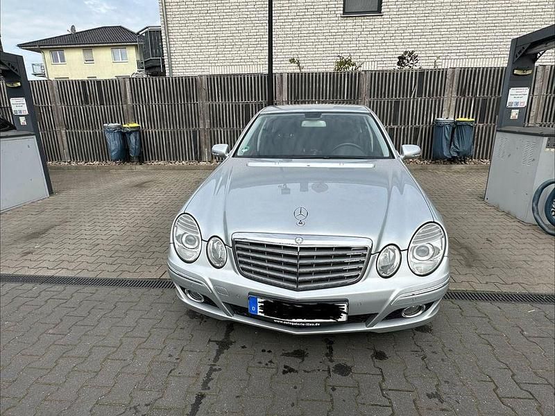 Second-hand Mercedes E200 Elegance 184 CP (135 kW) 2006 Argintiu Berlinǎ