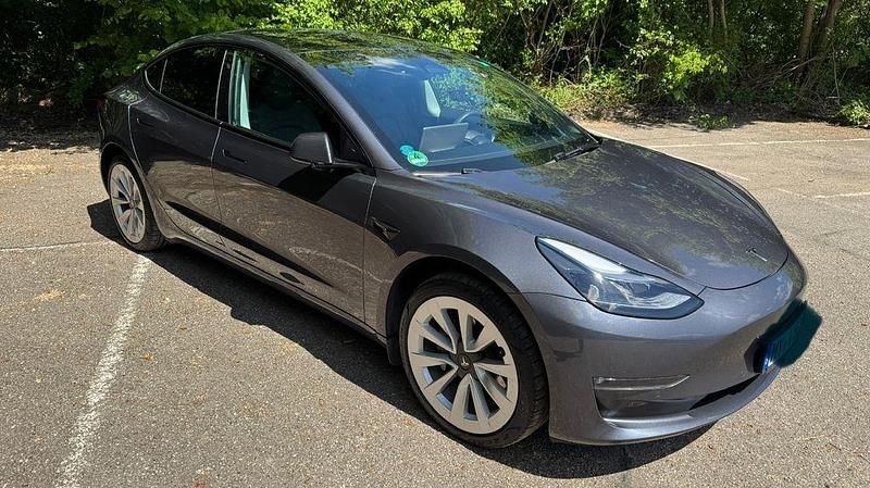 Grau Gebraucht 2022 Tesla Model 3 Limousine | 30.900 € (Fairer Preis) - Bild 1/4