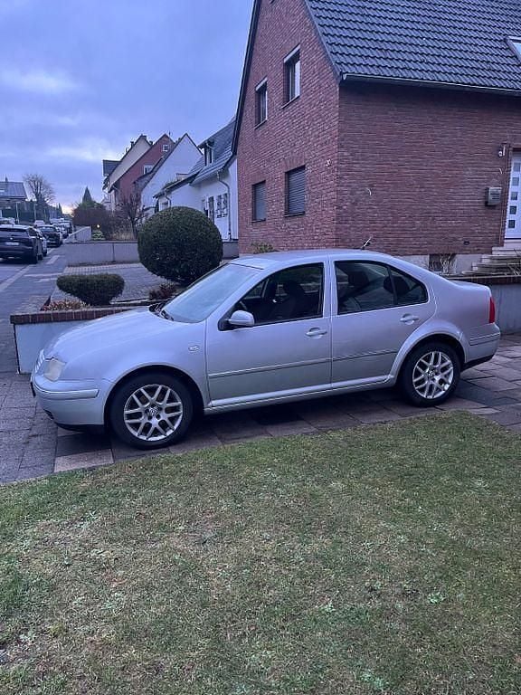 Usata VW Bora 105 CV (77 kW) 2002 Argento Berlina