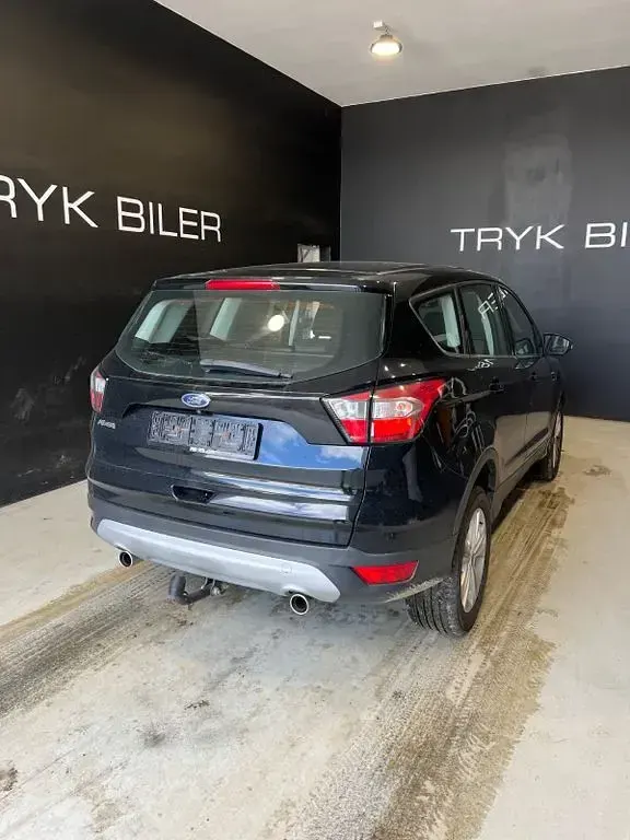 Gebraucht Ford Kuga Titanium 120 PS (88 kW) 2018 Schwarz SUV