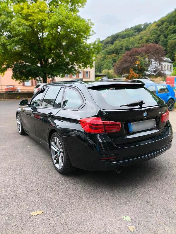 Gebraucht BMW 318 Sport Line 150 PS (110 kW) 2018 Schwarz Kombi