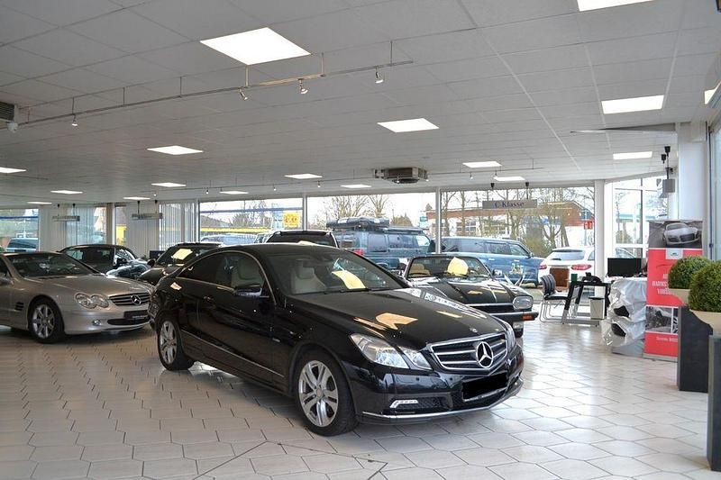 Obsidianschwarz metalliclack Gebraucht 2009 Mercedes E350 Coupé | 17.900 € - Bild 1/4