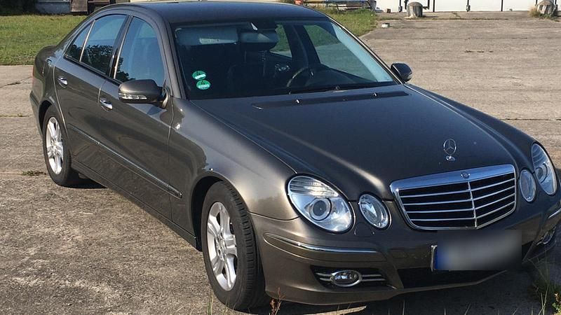 Gebraucht Mercedes E220 Avantgarde 170 PS (125 kW) 2007 Andere farben Limousine