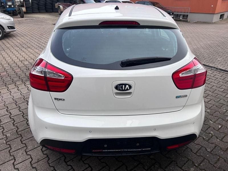 Gebraucht Kia Rio 109 PS (80 kW) 2015 Weiß Limousine
