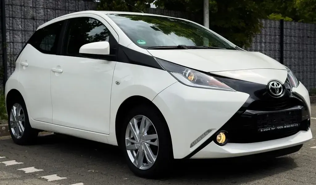 Używany Toyota Aygo 69 KM (50 kW) 2014 Biały Hatchback