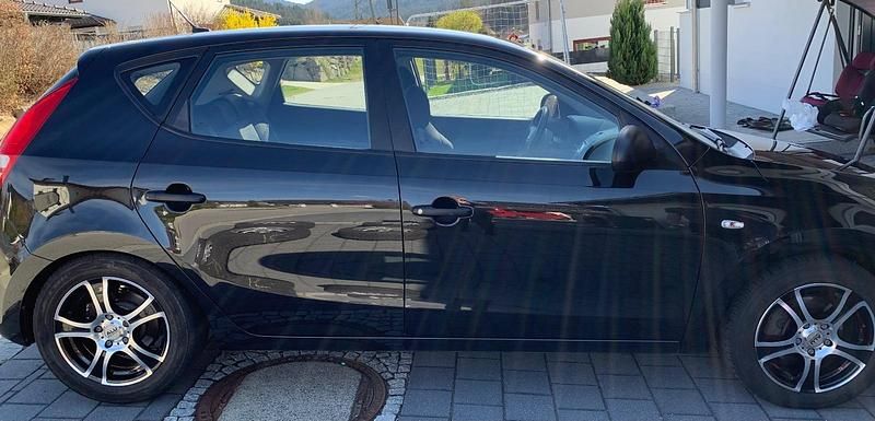 Schwarz Gebraucht 2007 Hyundai i30 Limousine | 3.900 € (Etwas zu teuer) - Bild 1/4