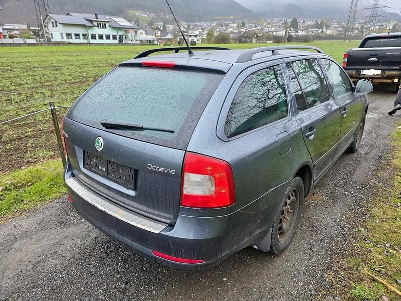 Gebraucht Skoda Octavia Ambiente 105 PS (77 kW) 2010 Grau Kombi