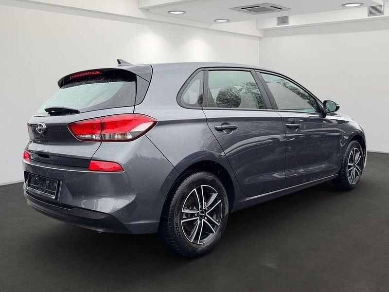 Gebraucht Hyundai i30 Select 99 PS (72 kW) 2018 Grau Limousine
