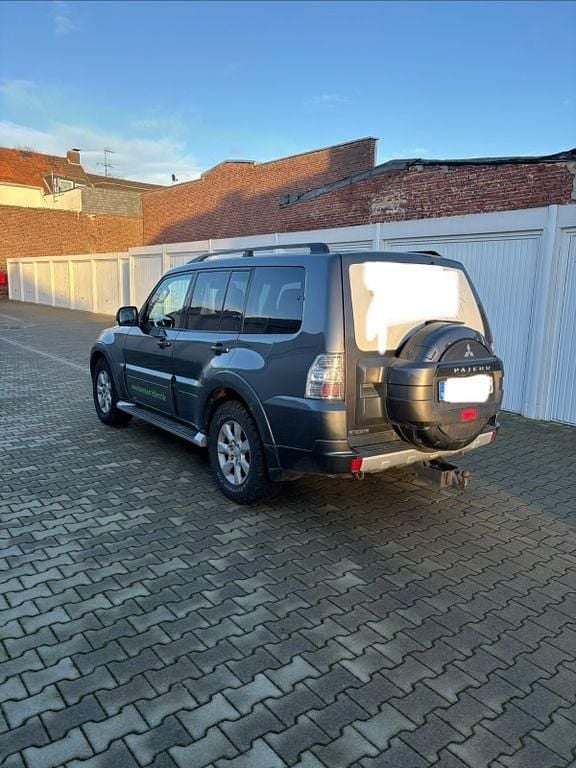 Gebraucht Mitsubishi Pajero Intense 200 PS (147 kW) 2013 Grau SUV