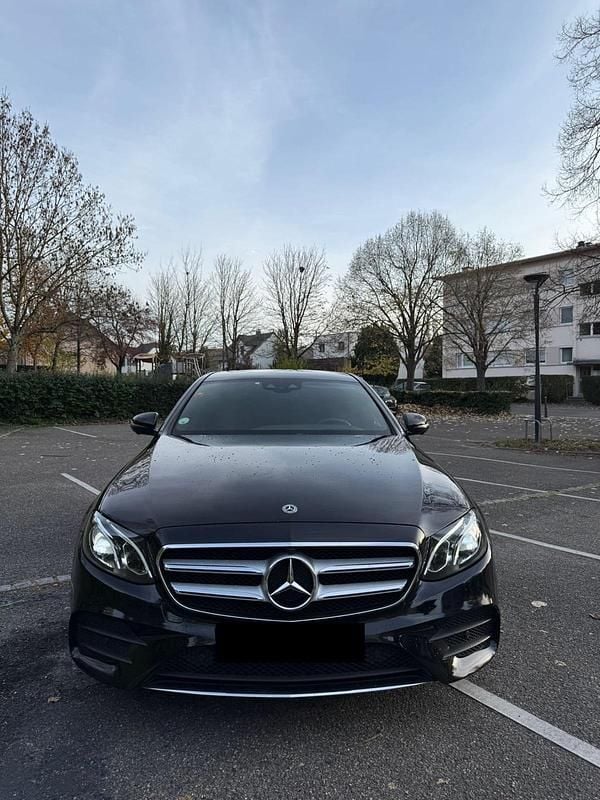 Schwarz Gebraucht 2017 Mercedes E220 AMG Limousine | 23.490 € (Guter Preis) - Bild 1/4