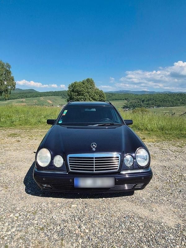Gebraucht Mercedes E240 Avantgarde 170 PS (125 kW) 1998 Violet Kombi