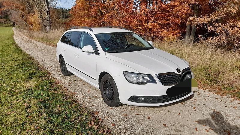 Weiß Gebraucht 2013 Skoda Superb Kombi | 11.900 € - Bild 1/4