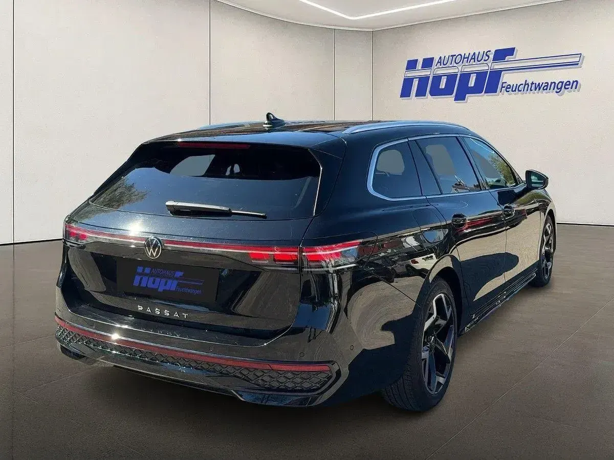 Gebraucht VW Passat R-line 150 PS (110 kW) 2025 Grenadillschwarz metallic Kombi