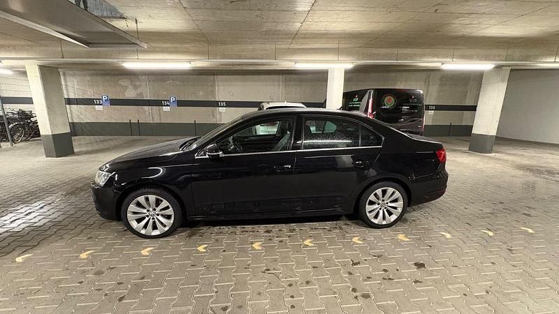Gebraucht VW Jetta Comfortline 140 PS (102 kW) 2013 Schwarz Limousine