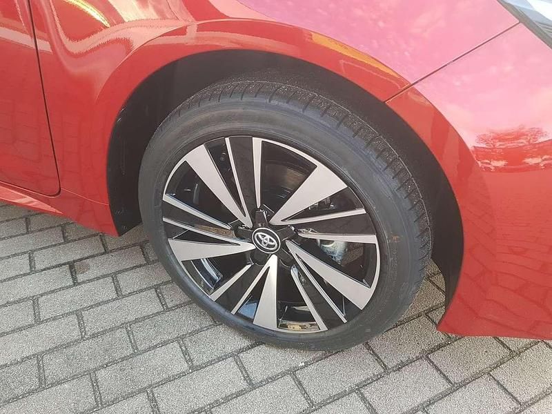 Neu Toyota Corolla 140 PS (102 kW) 2025 Karminarot Limousine