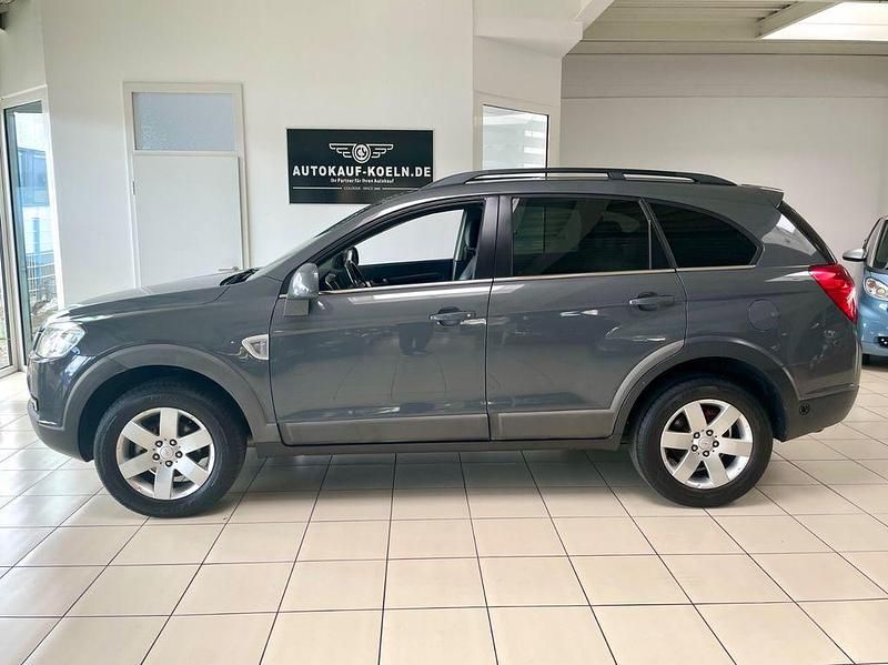 Grau Gebraucht 2011 Chevrolet Captiva LS SUV | 5.990 € - Bild 1/4