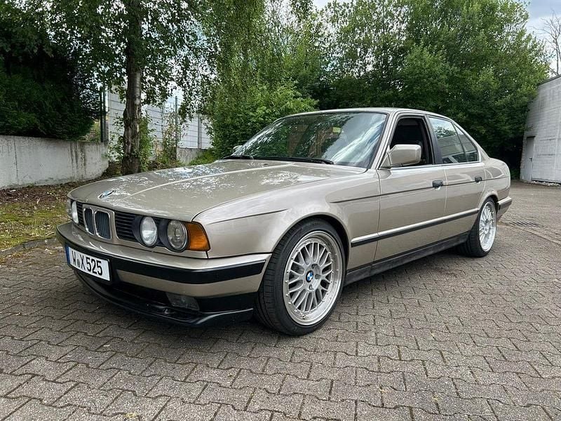 Beige Gebraucht 1989 BMW 525 Performance Limousine | 9.900 € - Bild 1/4